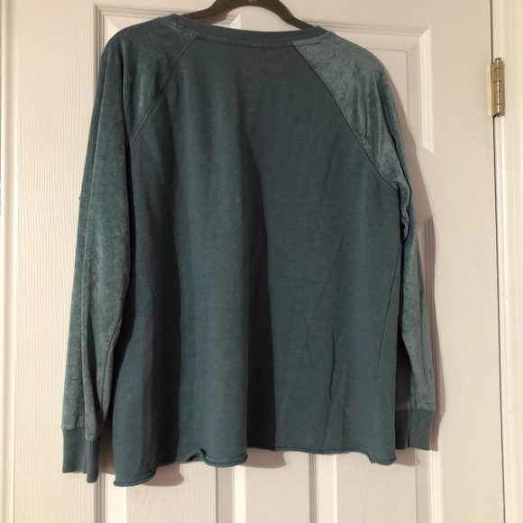 American Eagle Velvet Crewneck pullover sweatshirt - Picture 3 of 3